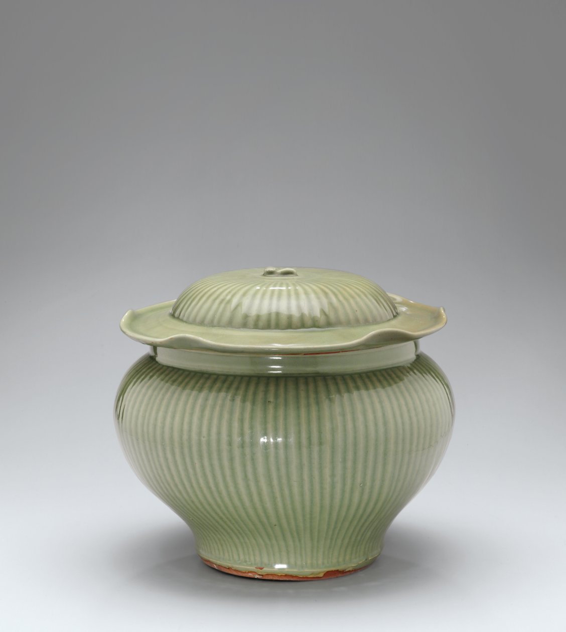 Longquan Celadon Ribbed Jar & Cover tekijältä Yuan Dynasty Chinese School
