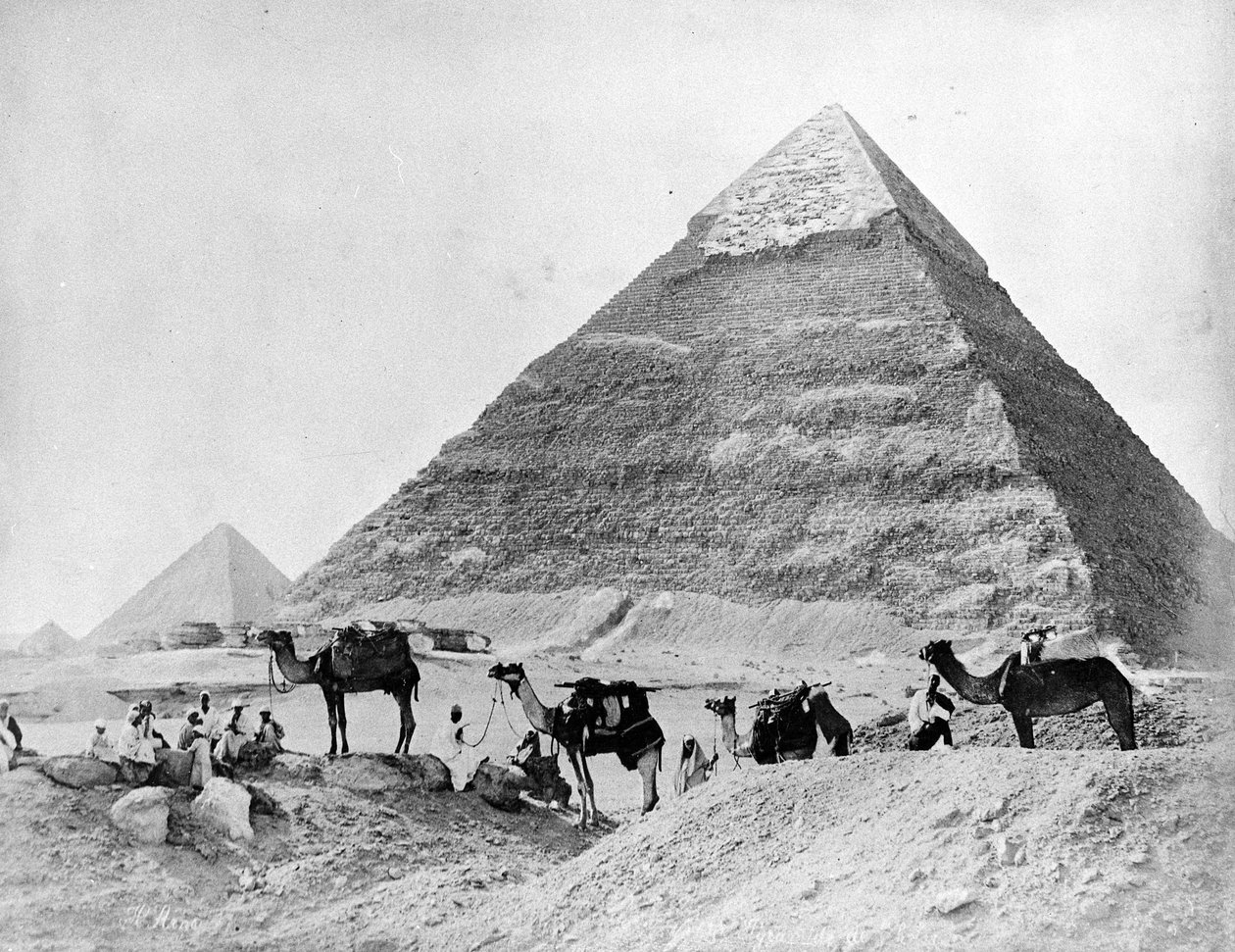 Kamelikaravaani Gizan pyramidien edessä, 1870-luvun loppupuoli tekijältä Zangaki Brothers