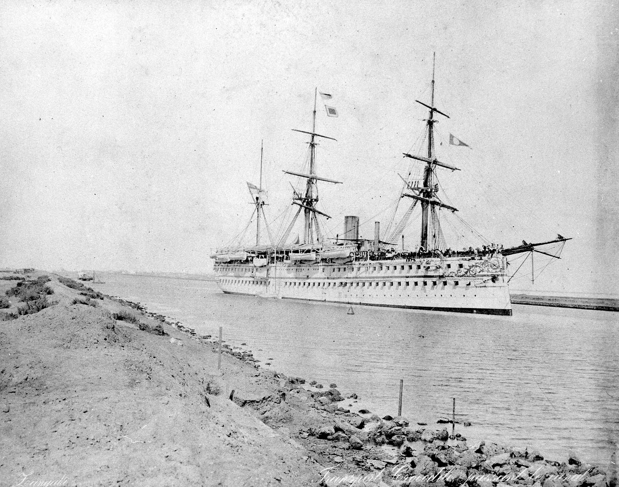 Joukkolaiva "Crocodile" kulkee Suezin kanavan läpi, n. 1870-luku tekijältä Zangaki Brothers