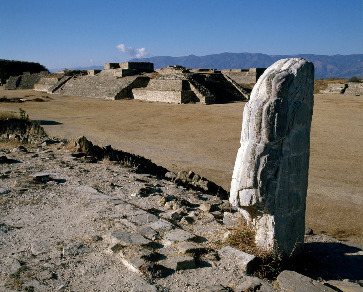 Näkymä monumenteille I, H, G tekijältä Zapotec Zapotec