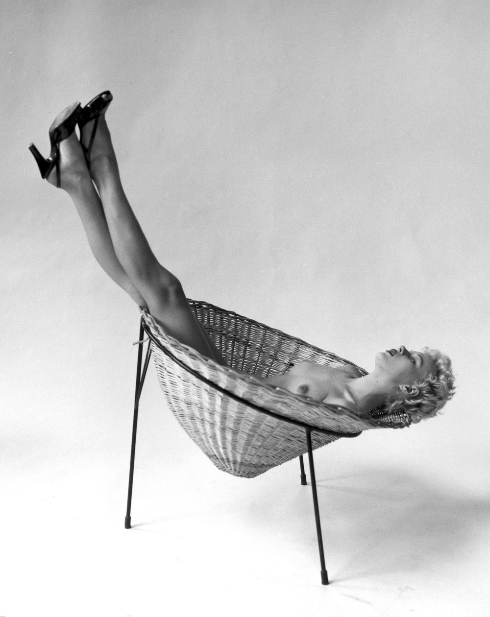 Nude Reclining in Basket Chair", 3. toukokuuta 1955. tekijältä Zoltan Glass