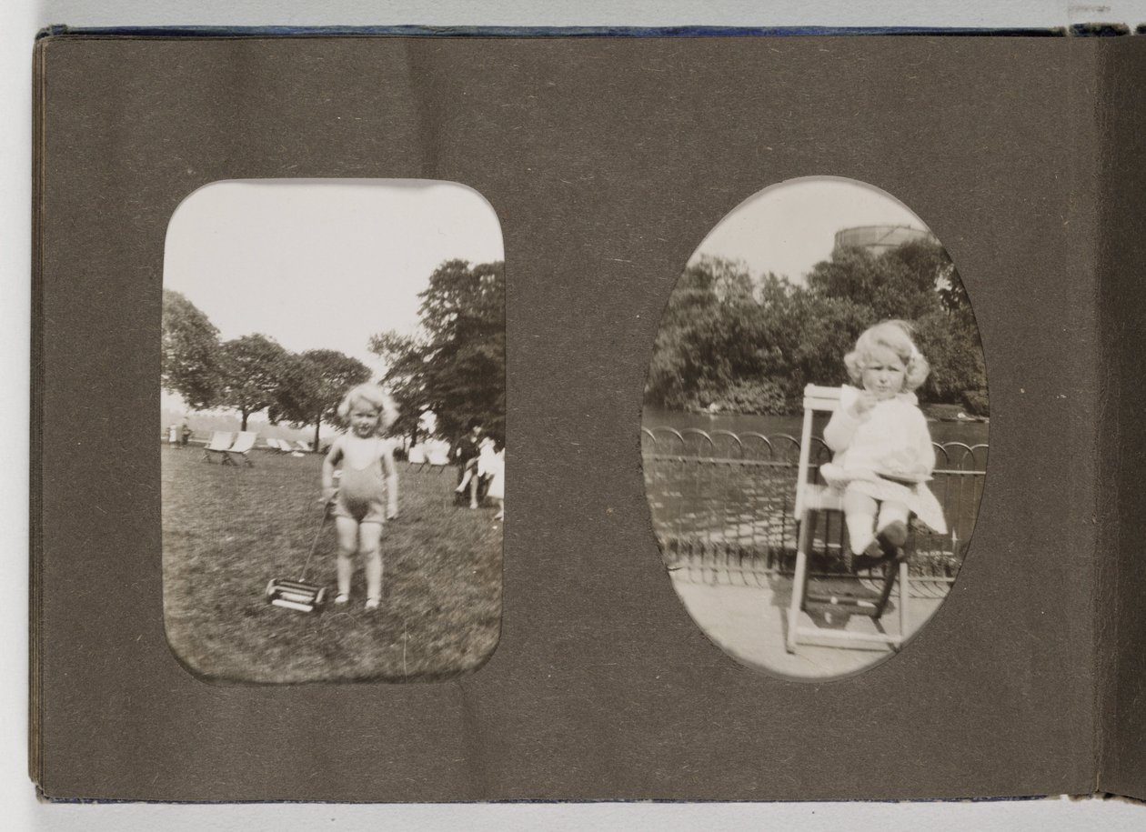 20th Century Family Snapshot -albumi, n tekijältä Frederick (attr. to) Barnard