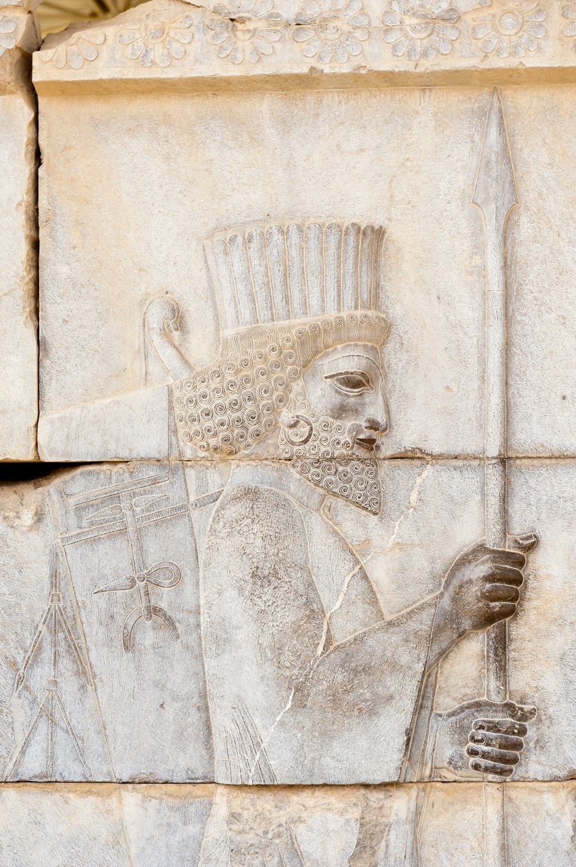 Achaemenidin muinainen reliefi; persialainen lance; Kuolemattoman vartijan sotilas Apadanan palatsissa; arkeologinen kohde; muinainen persialainen kaupunki Persepolis; Unescon maailmanperintökohde; Farsin maakunta; Iran; Aasia tekijältä Frederick (attr. to) Barnard