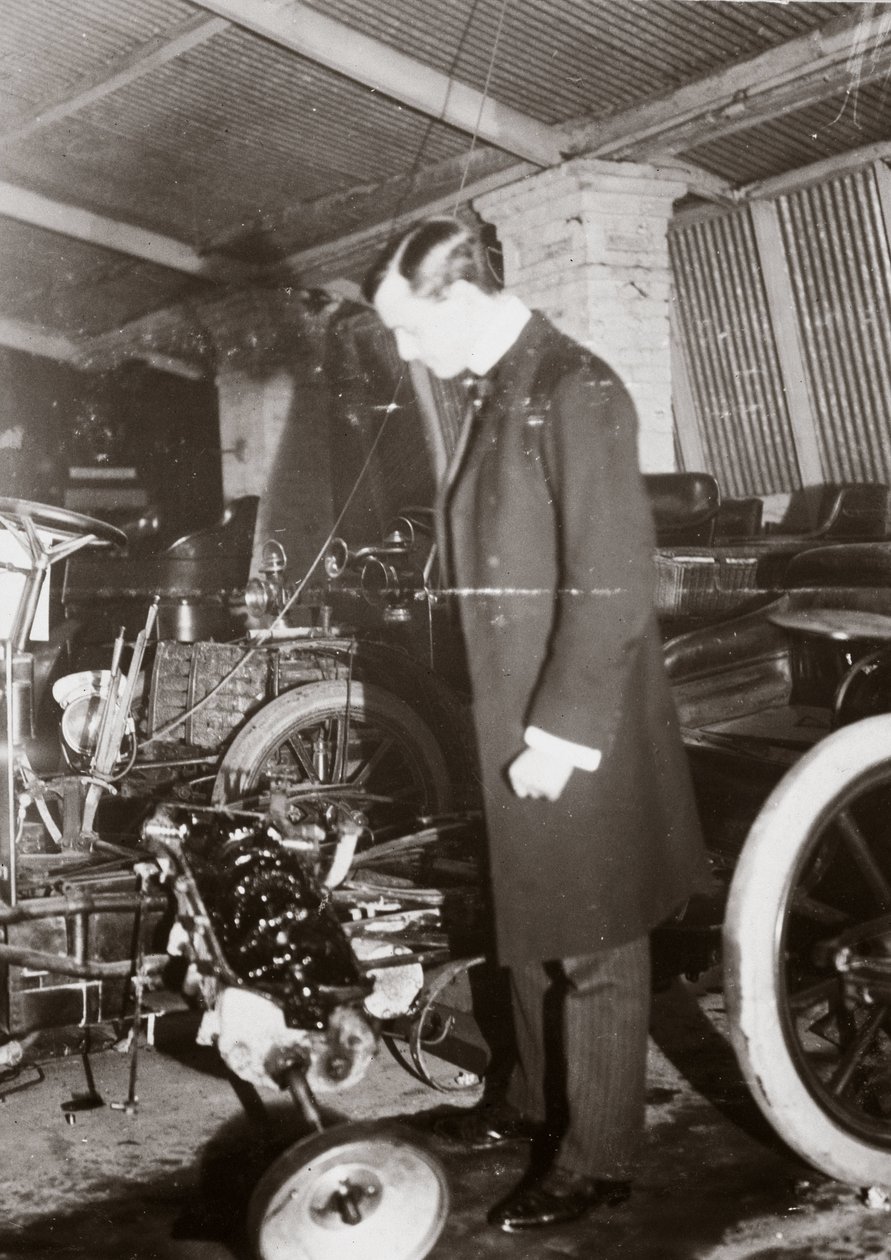 C S Rolls katselee autotallissaan olevan auton moottoria, n. 1900 tekijältä Ferdinand Georg Waldmuller