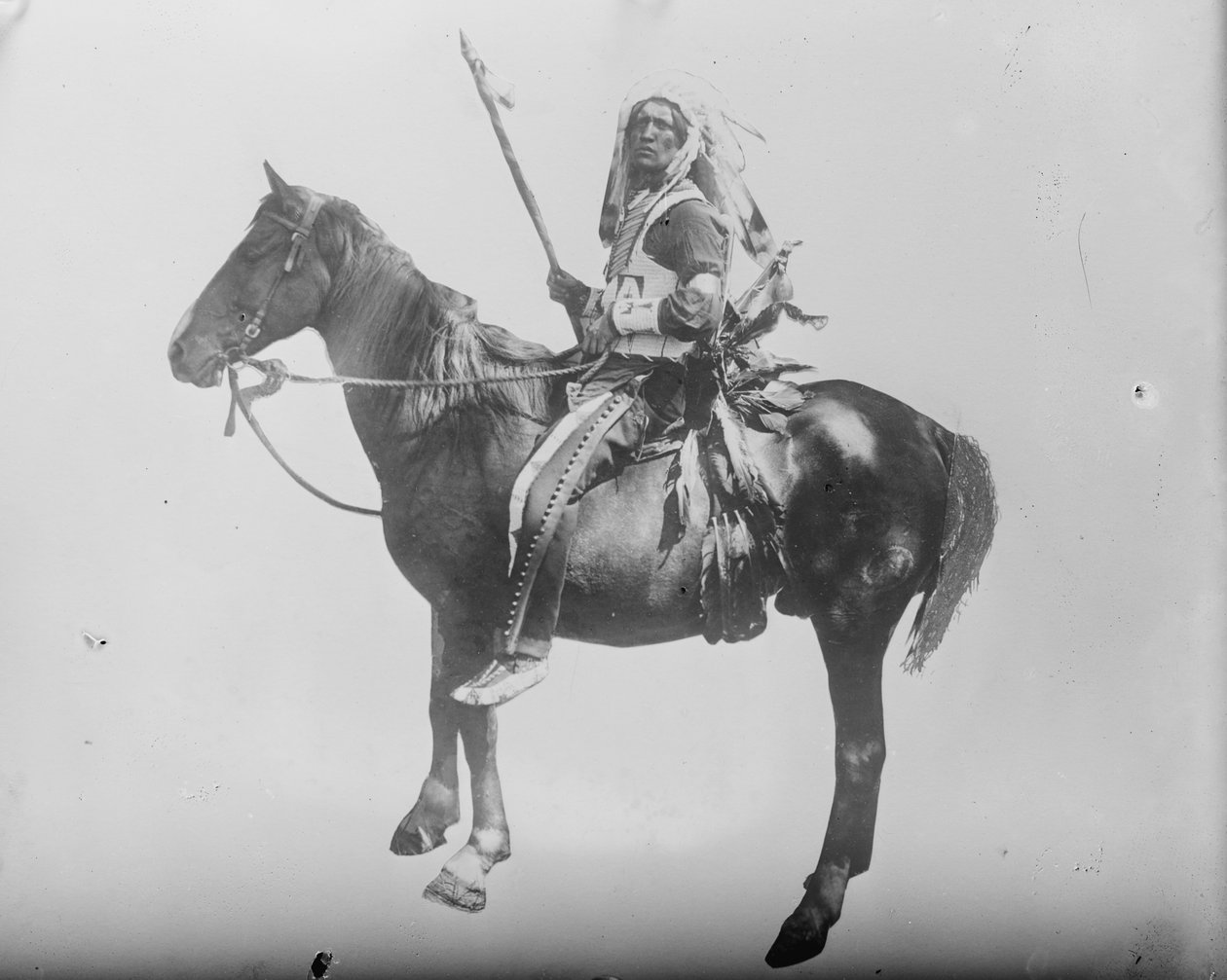 Chief Deep Sky-Indian hevosen selässä, n. 1900 (b/w kuva) tekijältä . .