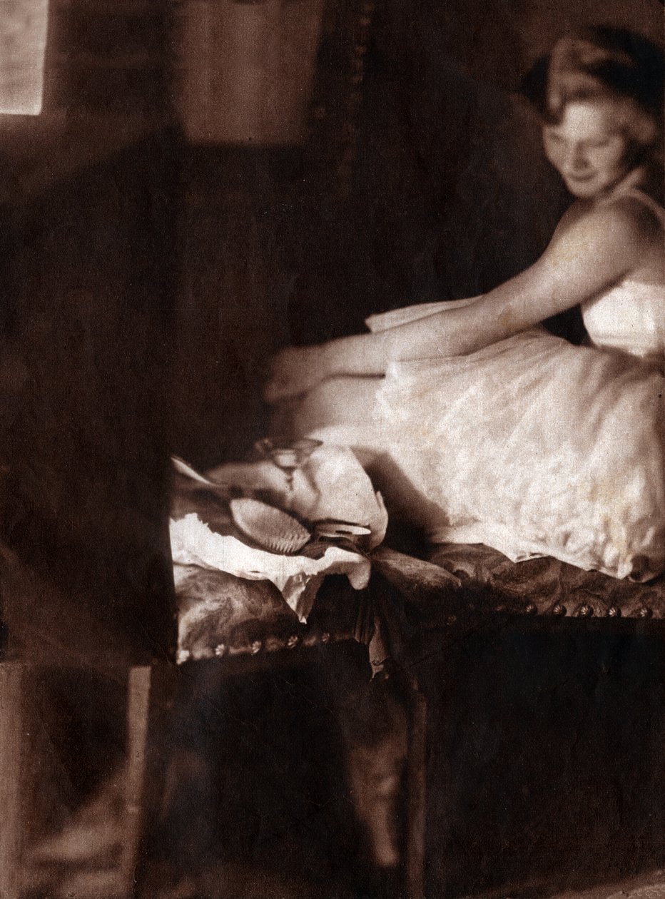 Klassinen tanssija pukeutuu majassaan. 1929 (painettu) tekijältä . .