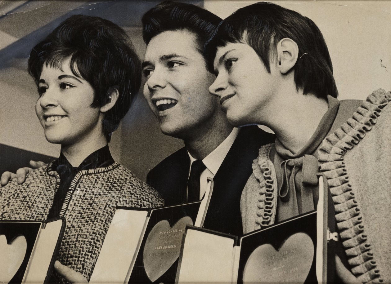 "Cliff Richard (s. 1940), Rita Tushingham (s. 1942) ja Helen Shapiro (s. 1946)" tekijältä Frederick (attr. to) Barnard