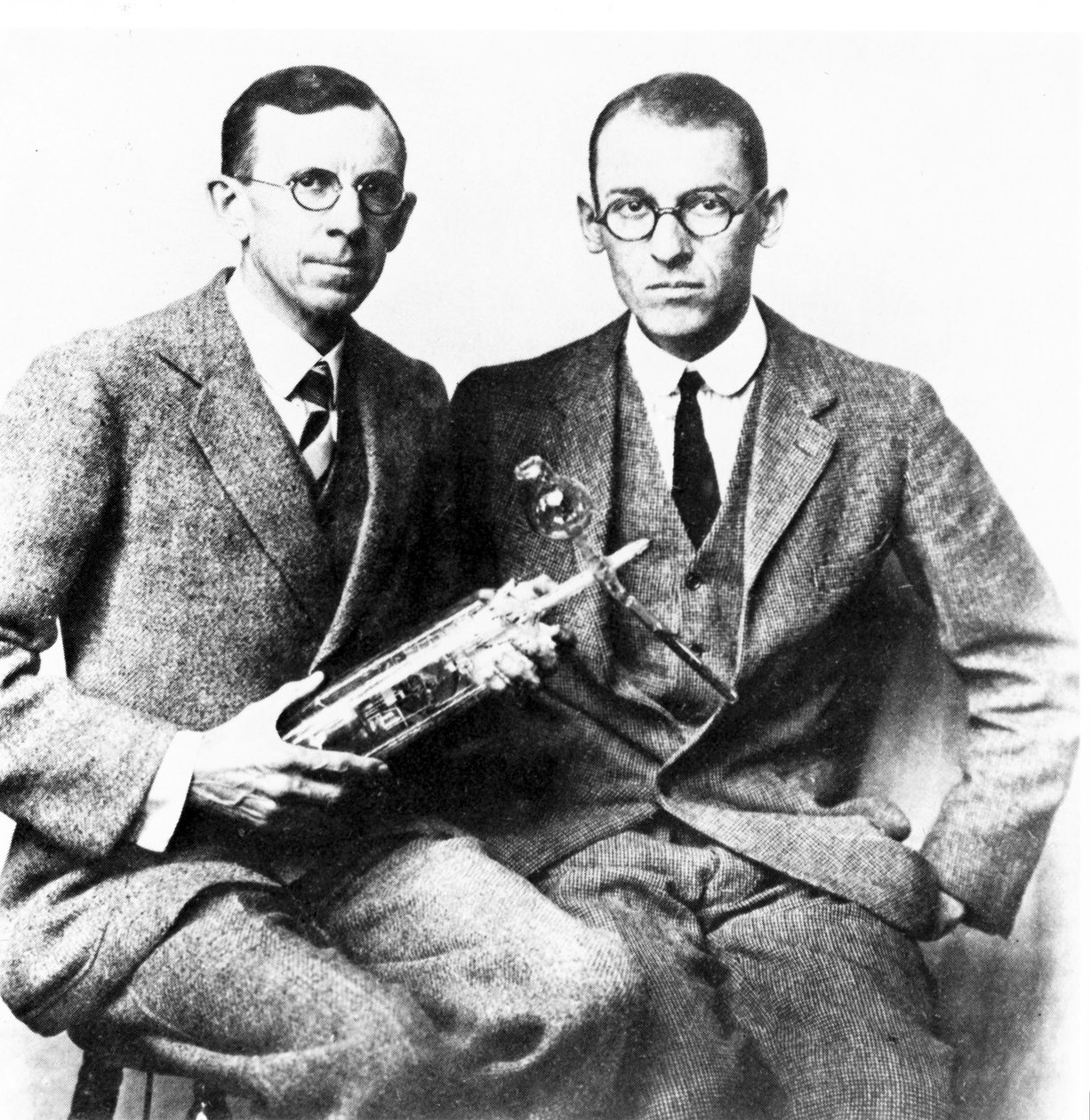 Clinton J Davisson ja Lester H Germer, amerikkalaiset fyysikot, n. 1927 tekijältä Frederick (attr. to) Barnard