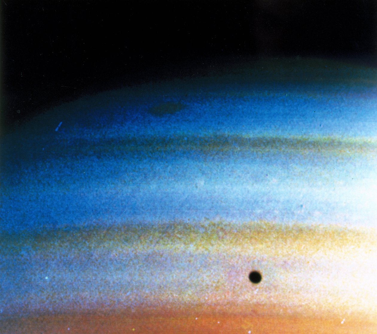 Pilvikuviot Saturnuksella, valokuvannut Voyager 1 tekijältä Frederick (attr. to) Barnard