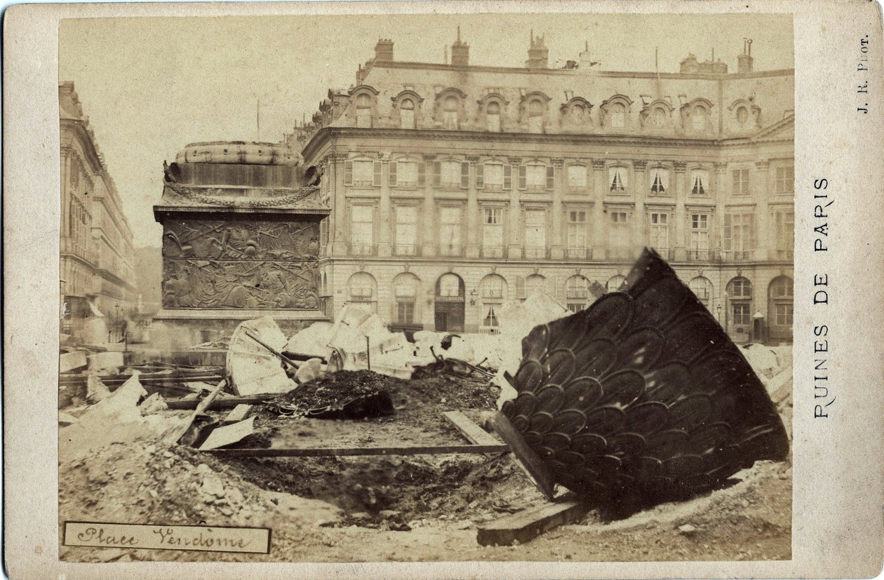 Pariisin kunta (1871): Place Vendomen rauniot Pariisissa. Valokuvaus 1871. Mitat 16,5x10,8 cm tekijältä Frederick (attr. to) Barnard