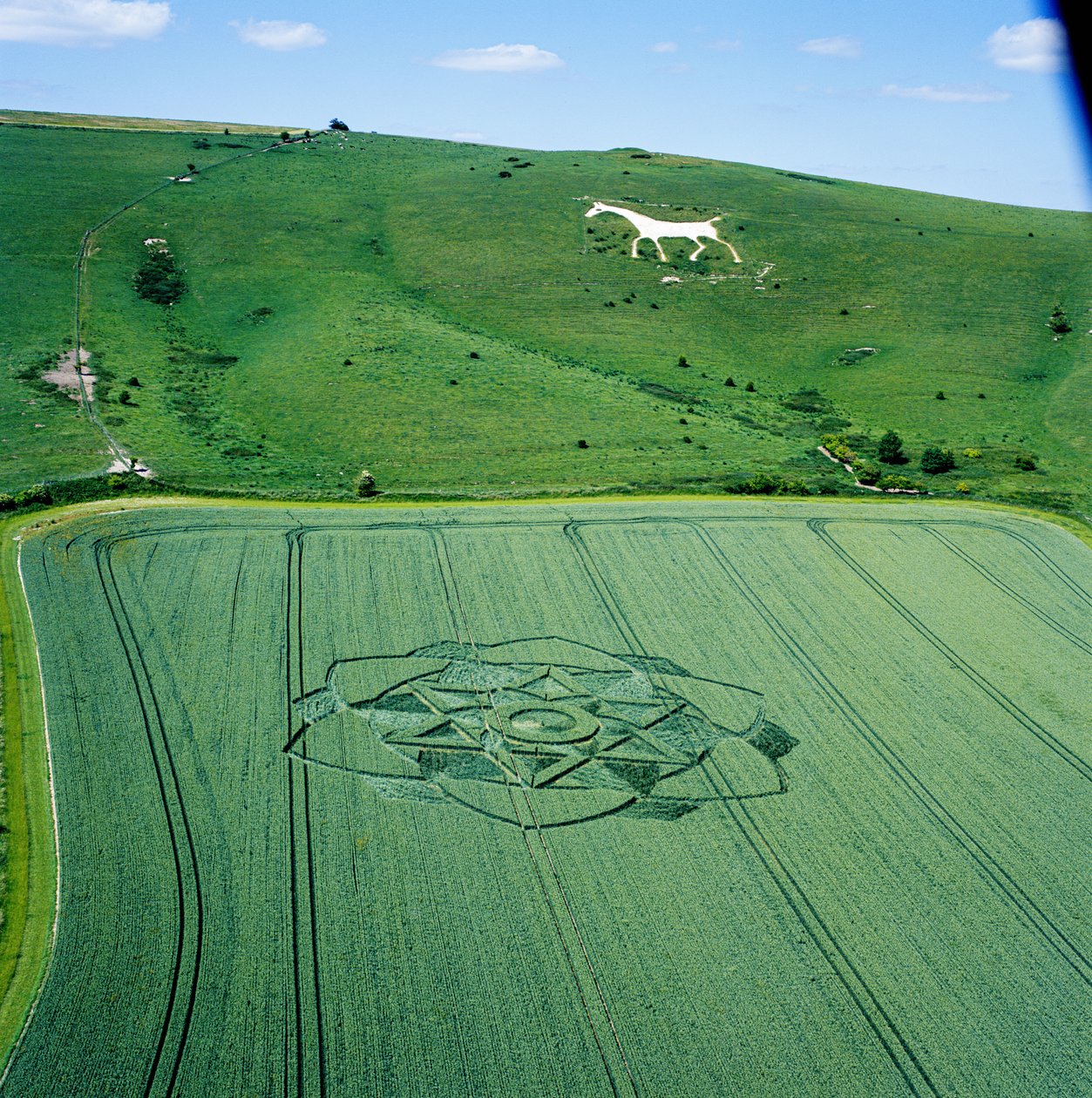 Viljaympyrä vehnäpellolla, Milk Hill, Alton Priors, Vale of Pewsey, Wiltshire tekijältä Ferdinand Georg Waldmuller