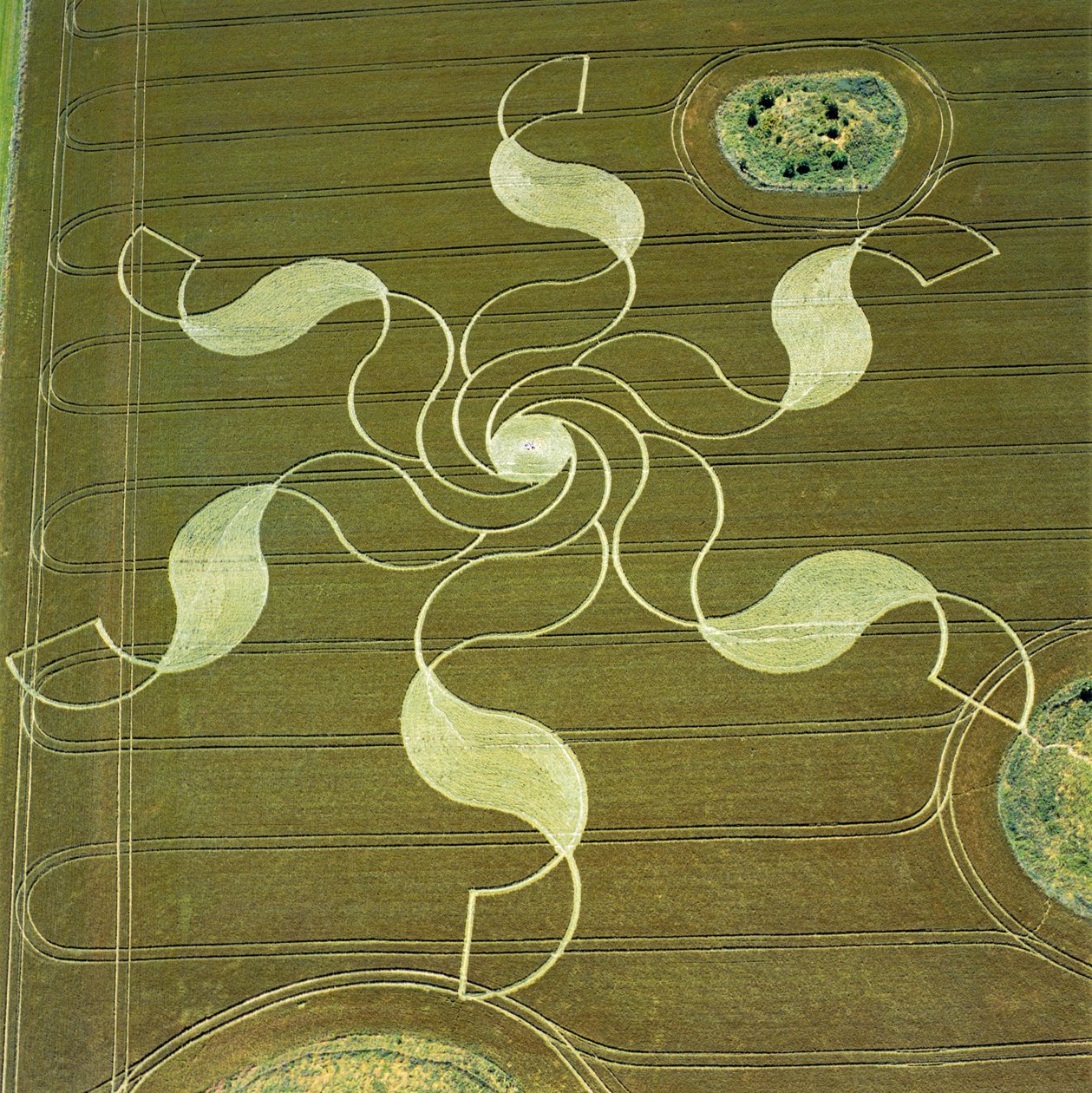 Viljaympyrä vehnäpellolla, Stonehenge, Wiltshire, 4. heinäkuuta 2002 (ilmakuva) tekijältä Ferdinand Georg Waldmuller