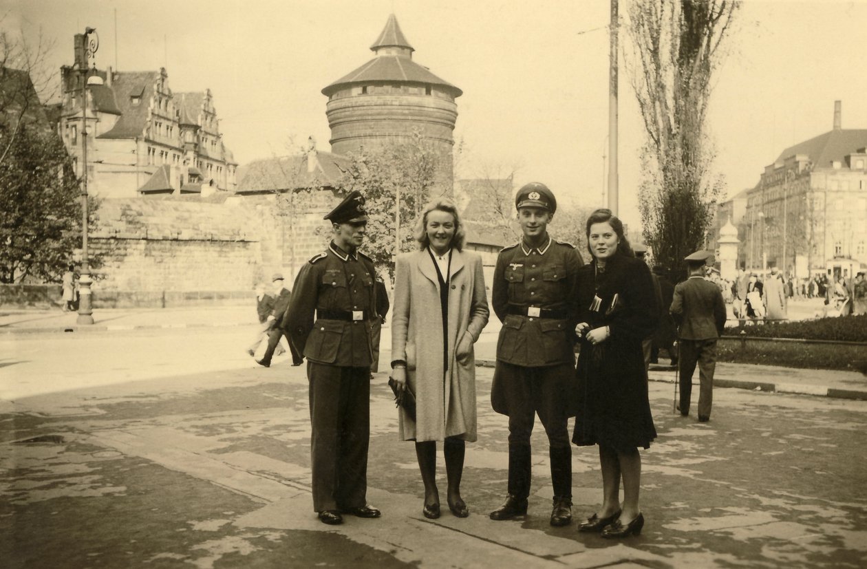 Toinen maailmansota (1939-1945): kaksi saksalaista sotilasta poseeraa kumppaninsa tai vaimonsa kanssa Toursin kaupungissa Ranskassa tekijältä Frederick (attr. to) Barnard