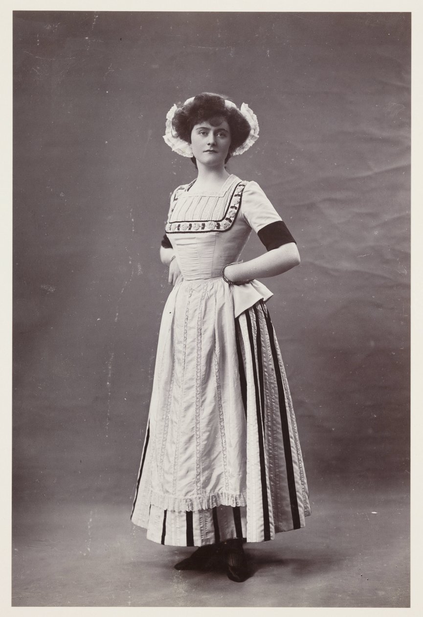 Edwardian muotokuva, nainen 1700-luvun mekossa tekijältä John Pardon