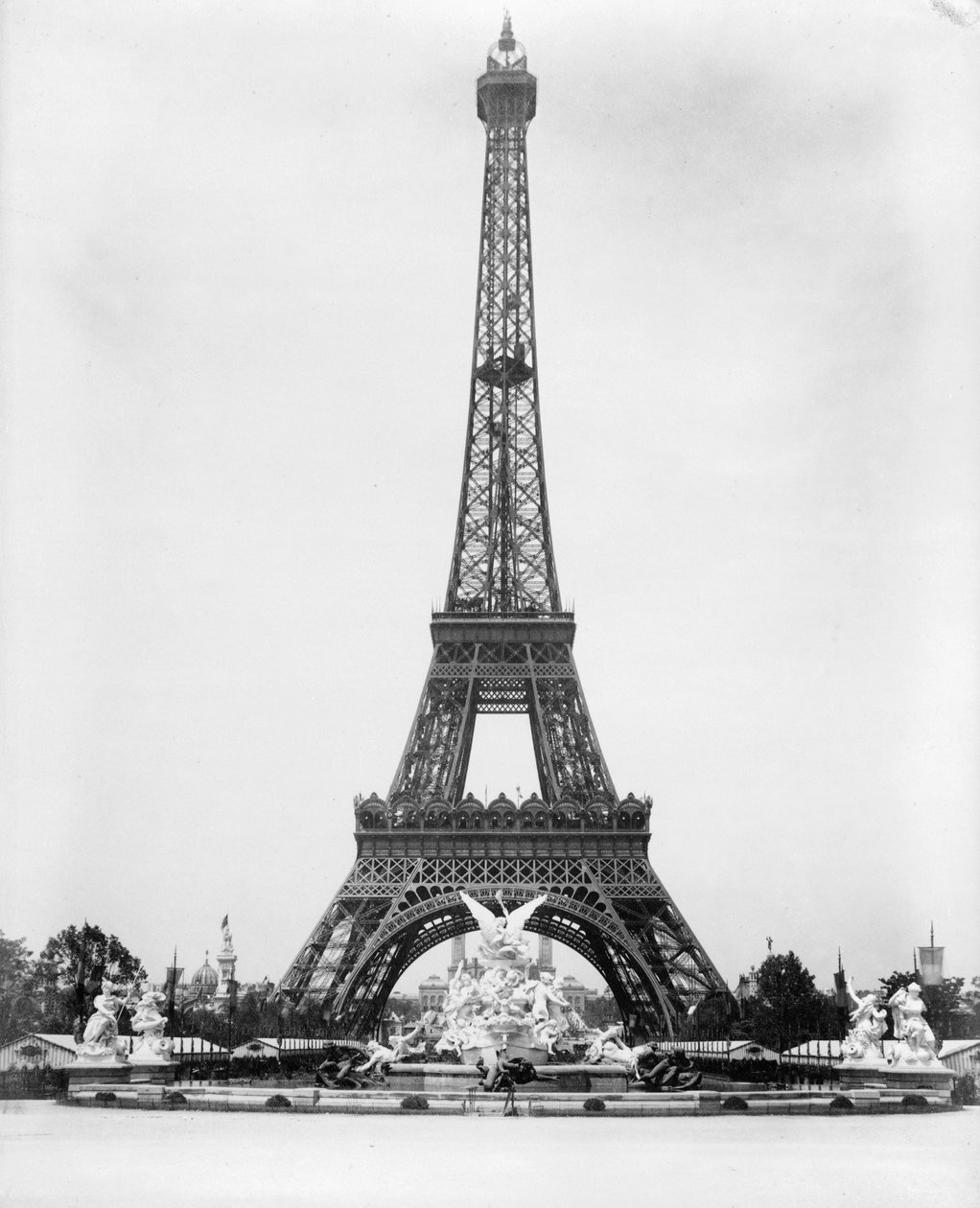 Eiffel-torni ja suihkulähde Coutan, Pariisin näyttely tekijältä . .