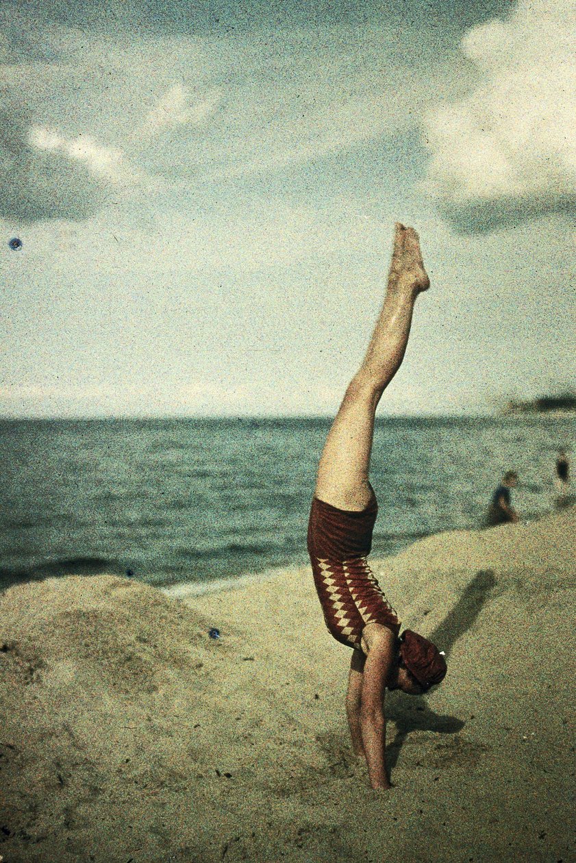 Eva seisomassa käsillä, n. 1920-luku tekijältä Frederick (attr. to) Barnard