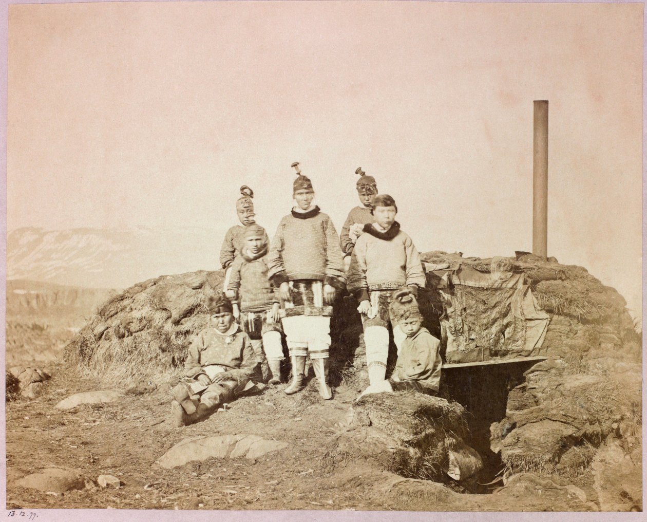 Kapteeni George Nares (1831-1915) Arktinen tutkimusretki (1875-1876): Alkuperäisnaisten ryhmä diskossa tekijältä Frederick (attr. to) Barnard