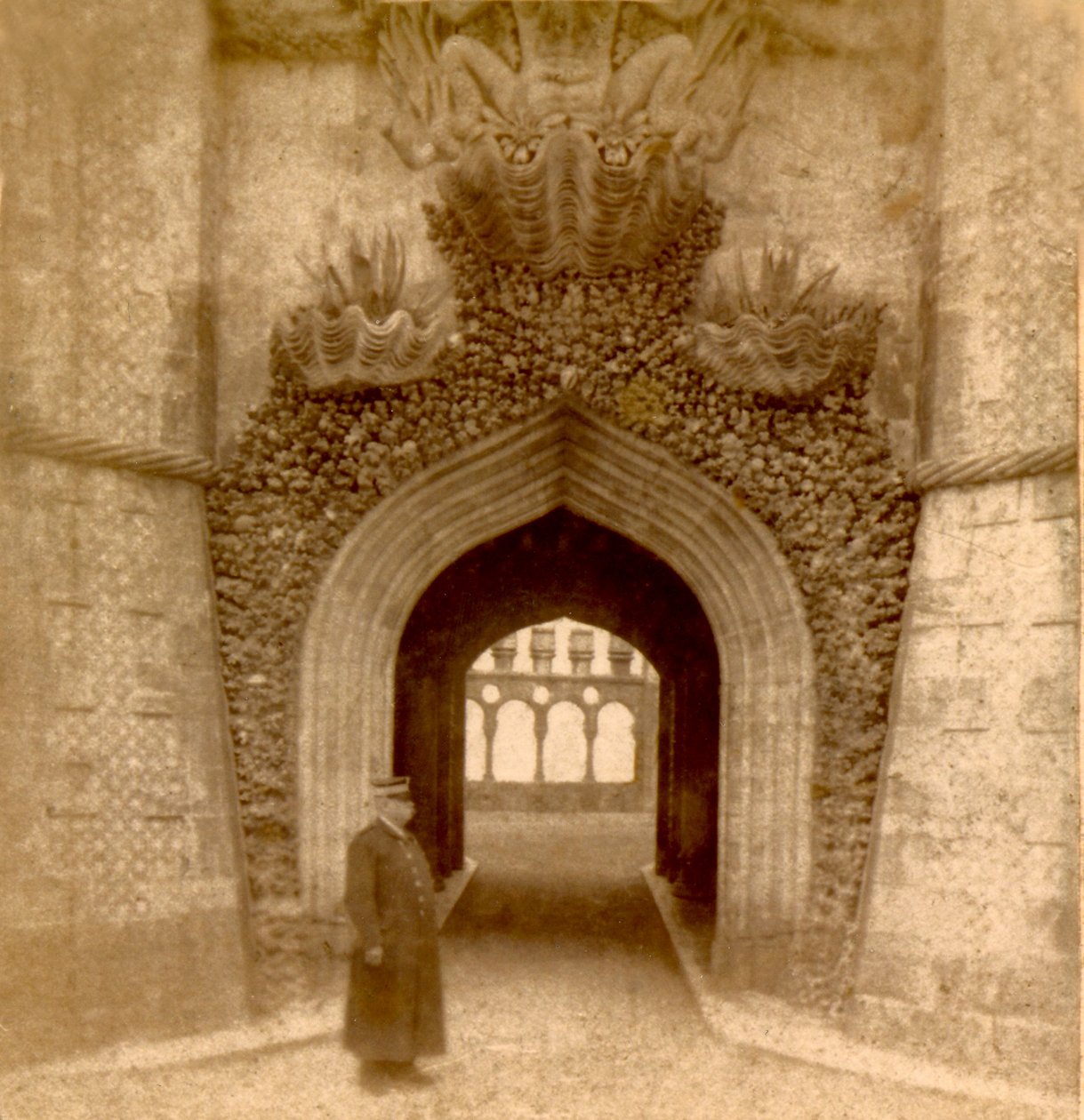 Vartija Penan palatsin (Palacio da Pena) sisäänkäynnin ulkopuolella, Sintra, Lissabon, Portugali n. 1888 (kuva) tekijältä Frederick (attr. to) Barnard