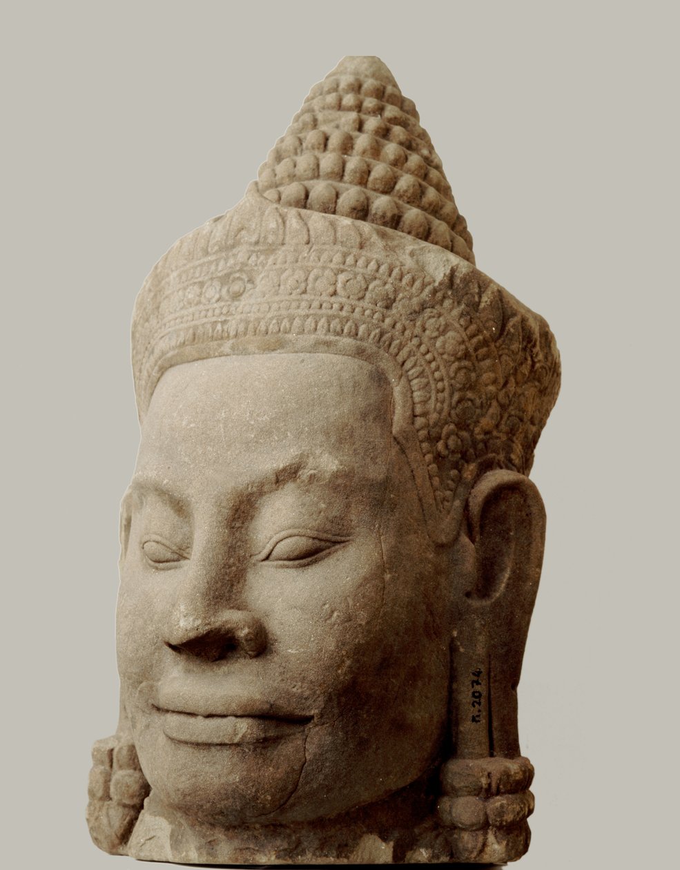 Demonin pää Eteläportille johtavalla sillalla, Angkor Thom Kansallismuseo, Phnom Penh tekijältä Hippolyte Lalaise Devéria
