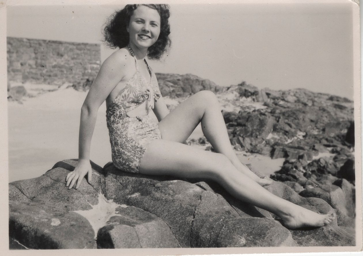Lomailija yllään "rypytetty" uimapuku, 1940-luvun loppu (m/v kuva) tekijältä Hippolyte Lalaise Devéria