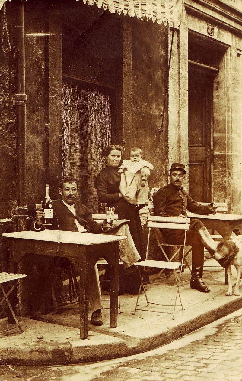 Mies pitelee pulloa absinttia, noin 1900, kahvilan terassilla tekijältä Frederick (attr. to) Barnard