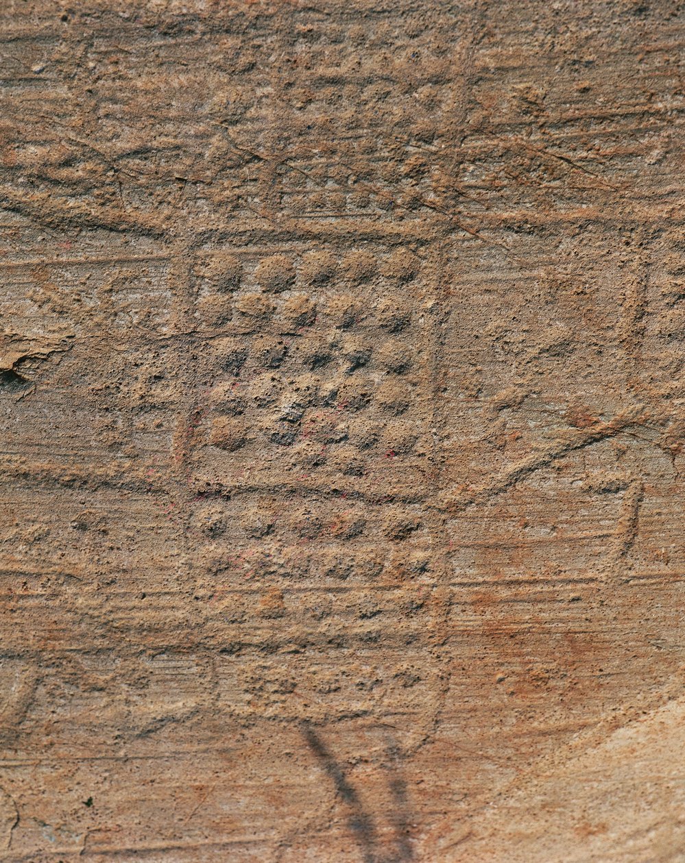 Italia, Lombardian alue, Valcamonica, Capo di Ponte, Brescian maakunta, Seradina-Bedolinan arkeologinen puisto, Kamunian esihistoriallinen kalliokaiverrus, Rock 1, topografinen koostumus, joka tunnetaan nimellä "Bedolinan kartta" tekijältä Isabel Redie
