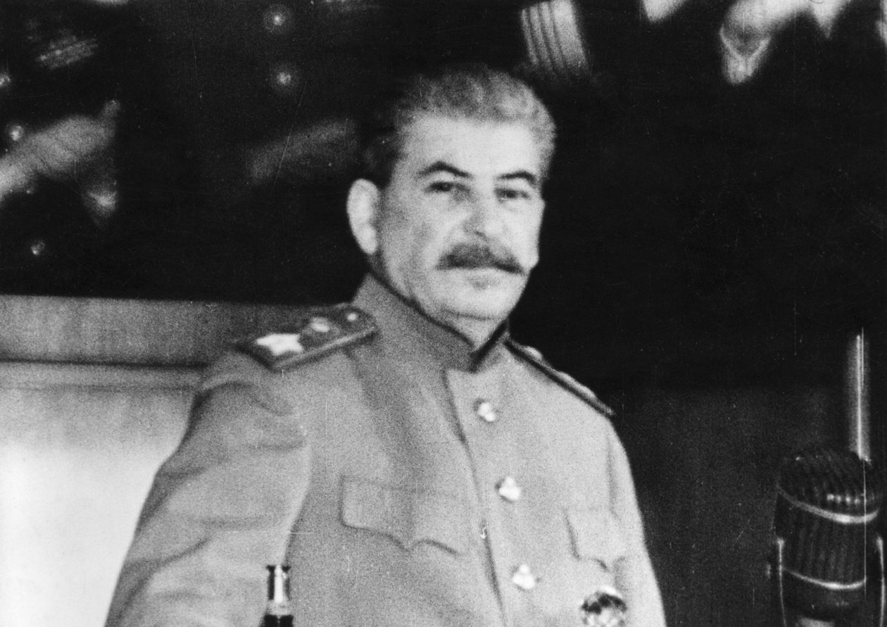 Josif Stalin puheessaan, jossa hän leimaa Japania hyökkääjävaltioksi, vuoden 1945 alussa. tekijältä Frederick (attr. to) Barnard