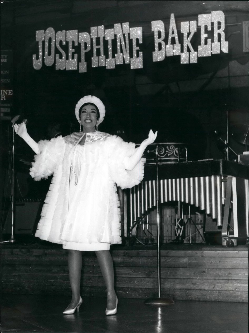 Josephine Baker esiintymässä Zürichissä, Sveitsissä, 3. maaliskuuta 1967 (kuva) tekijältä . .