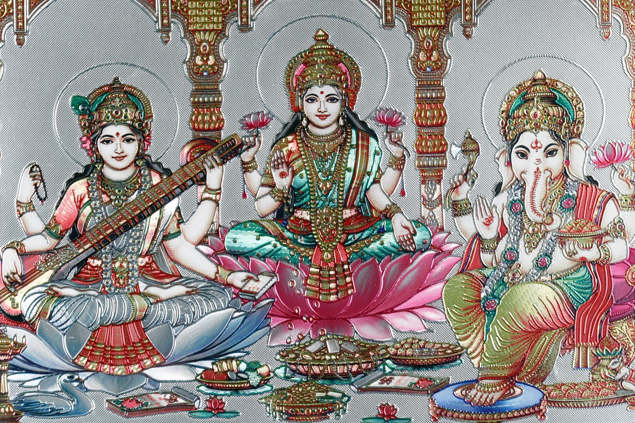 Lakshmi, Vishnun vaimo, on vaurauden, onnen ja kauneuden jumalatar. Ganesh. tekijältä . .
