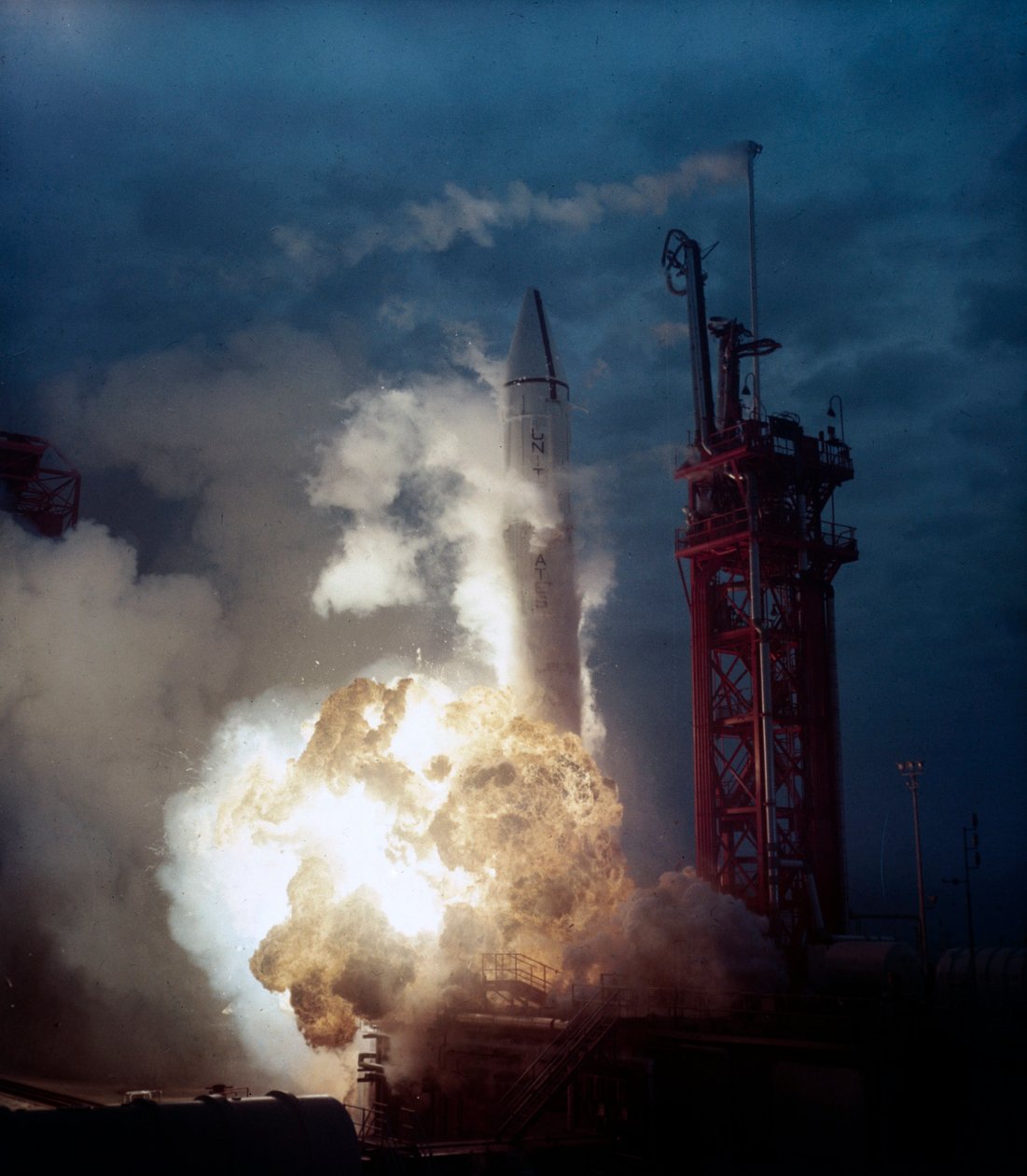 Launch Vehicles, USA Raketti räjähtää laukaisualustalla, 1960-luvun alussa tekijältä Frederick (attr. to) Barnard