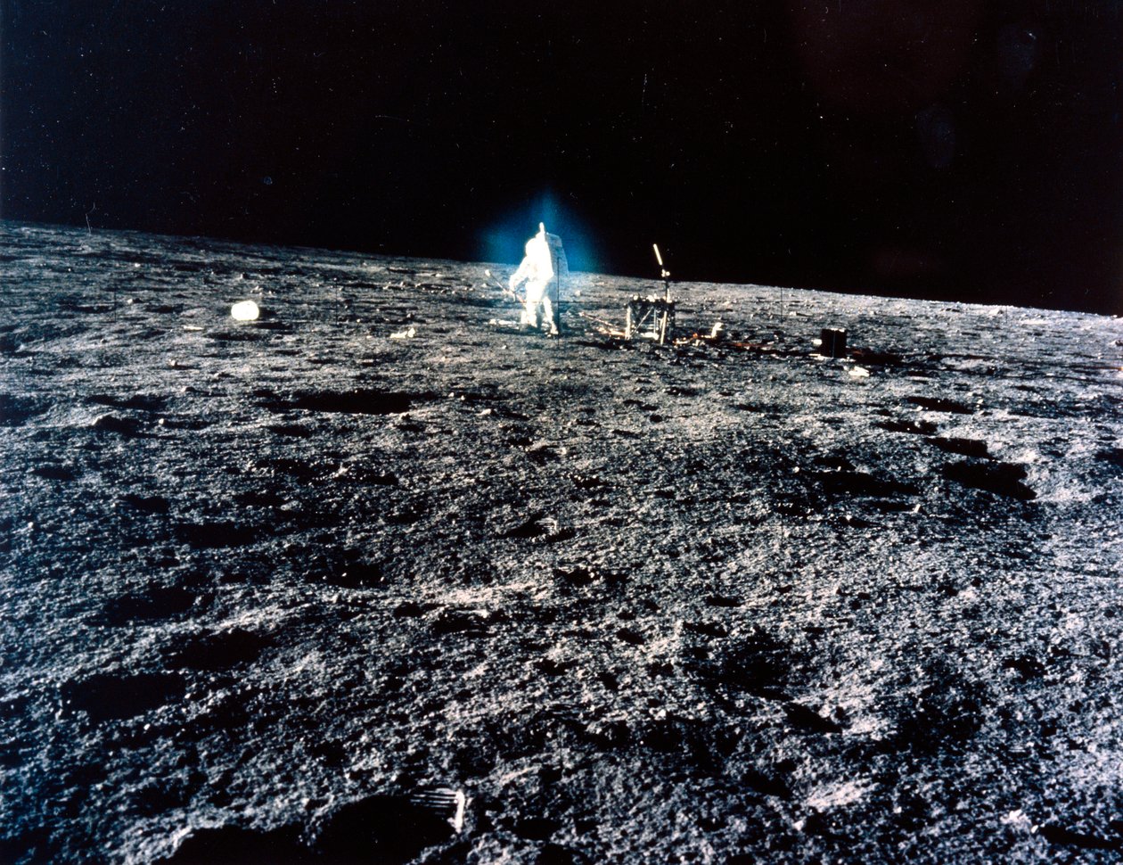 Miehitetty avaruuslento, USA, Apollo 12 Apollo 12 astronautti Kuussa tekijältä Ferdinand Georg Waldmuller