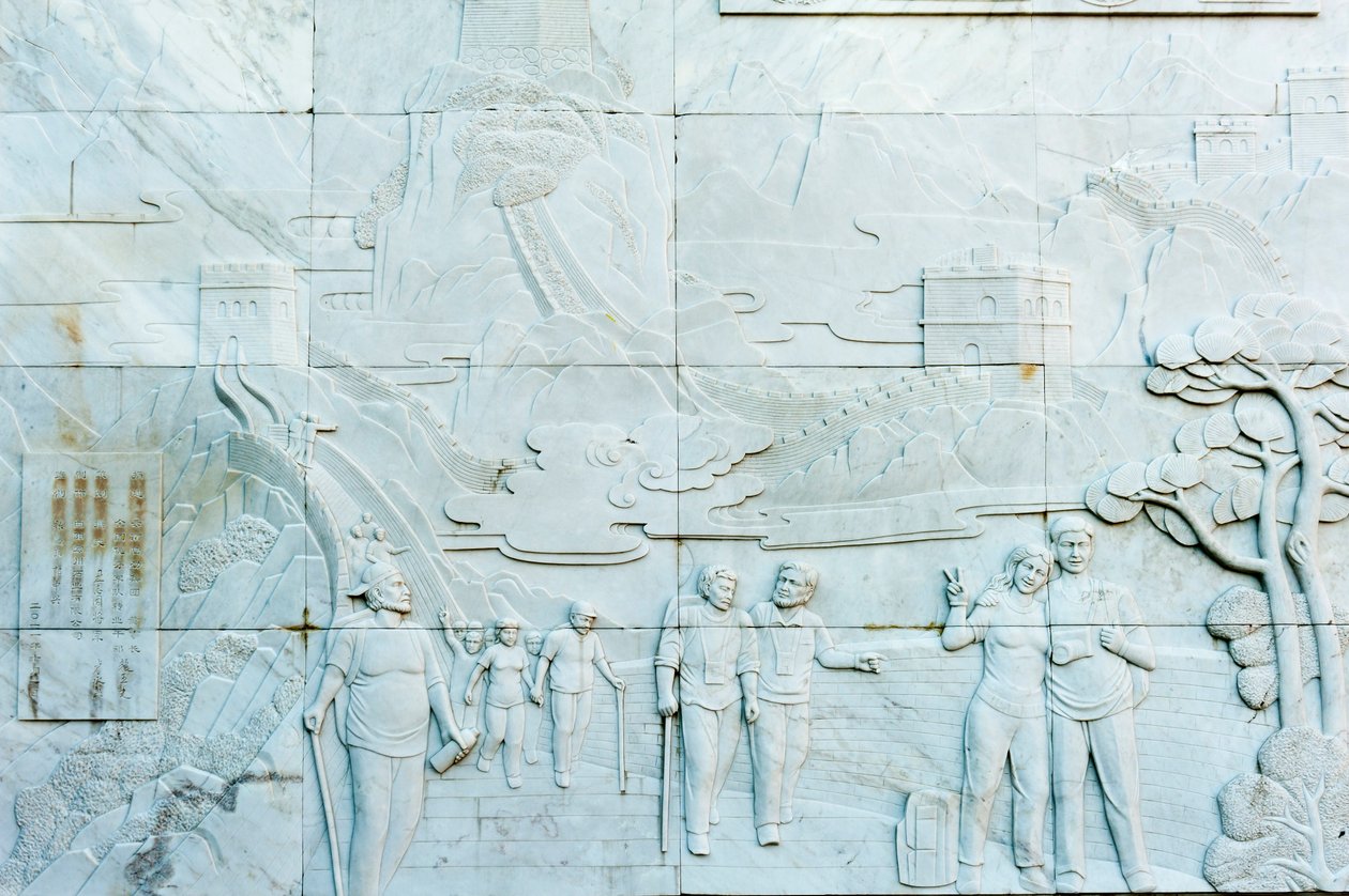 Marmorireliefi, joka kuvaa ihmisiä; Great Wall; Jinshanling osa; Kiinan kansantasavalta tekijältä Frederick (attr. to) Barnard