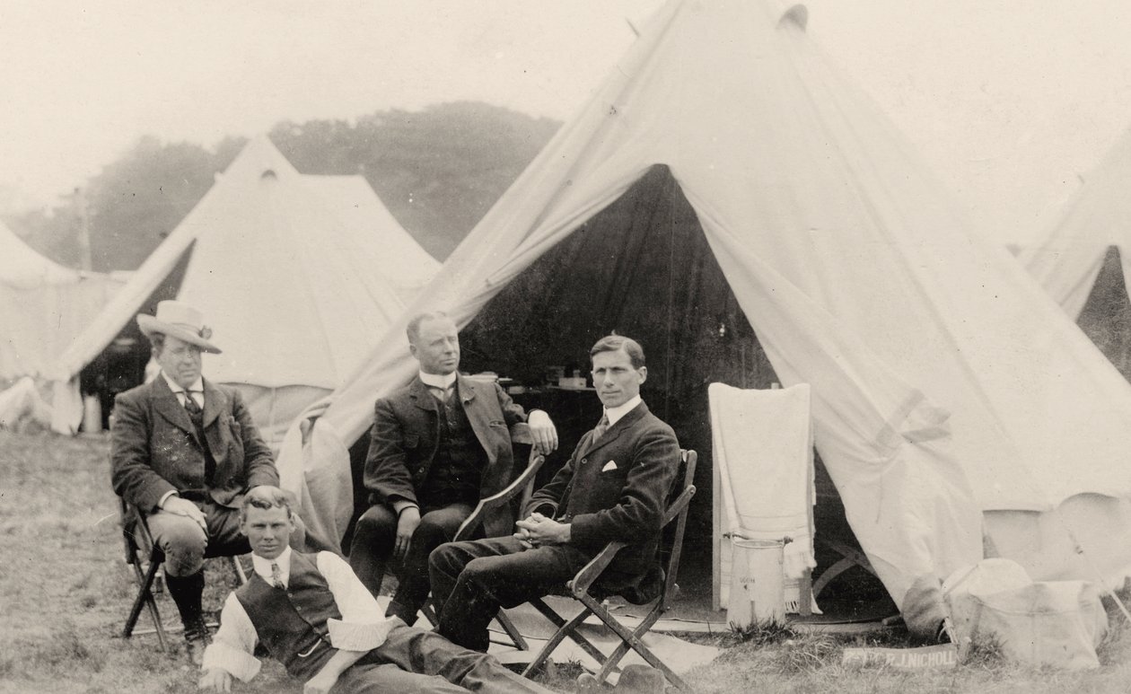 Miehet rentoutumassa telttansa ulkopuolella n. 1908 (kuva) tekijältä . .