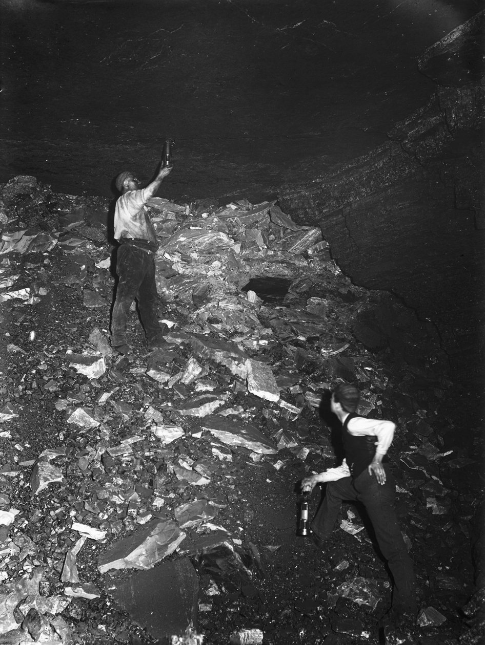 Kaivostoiminta, hiilitestaus kaasun saamiseksi kaivoskuilussa, Ramrod Hall Pit, Staffordshire, n. 1890-luku tekijältä Frederick (attr. to) Barnard