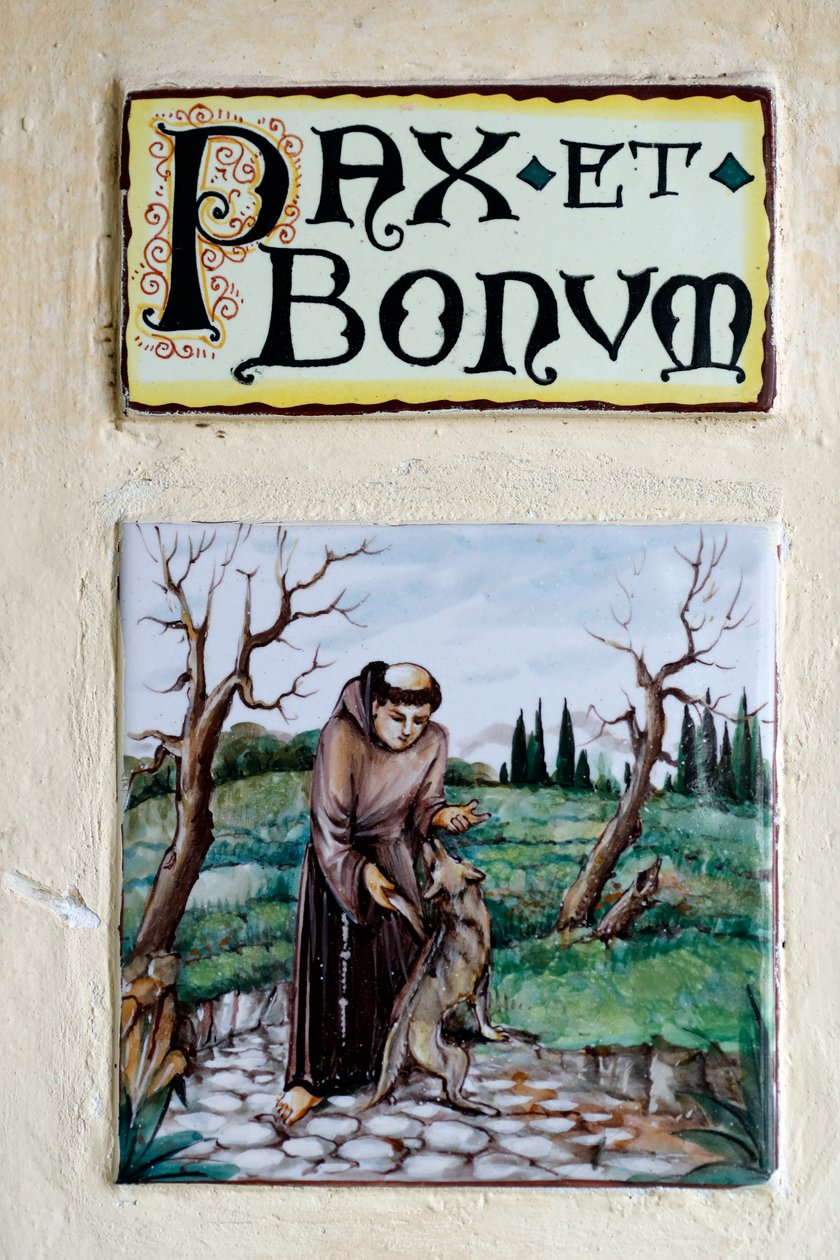 Pax et Bonum : Latinalainen motto ja tervehdys levisi fransiskaanien keskuudessa ja katolilaisuudessa. Monterosso al Mare. Italia. tekijältä . .