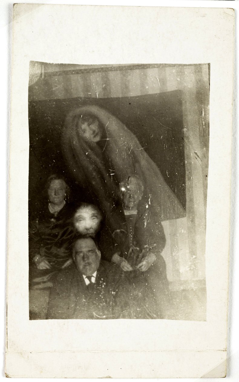 Paranormaali ilmiö: muotokuva kolmesta vanhasta ihmisestä, naisen henki ilmestyy heidän taakseen, noin 1920 Valokuva: William Hope (1863-1933) tekijältä Frederick (attr. to) Barnard