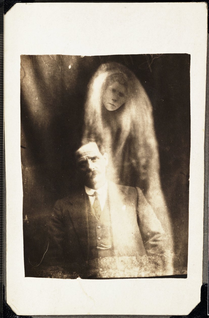 Paranormaali ilmiö: muotokuva miehestä ja hänen vaimonsa henki ilmestyy hänen taakseen, noin 1920 Valokuva: William Hope (1863-1933) tekijältä Frederick (attr. to) Barnard