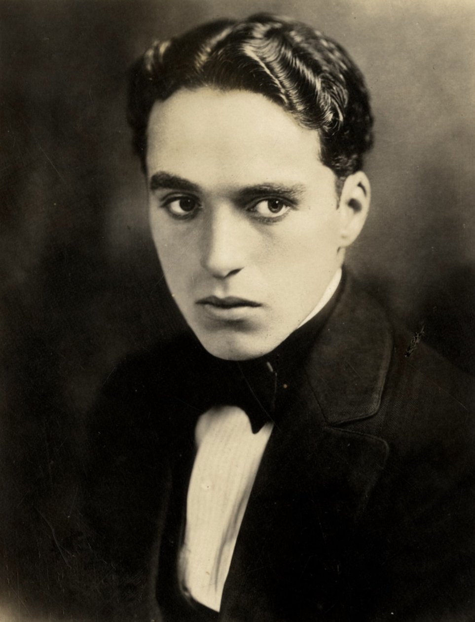 Charlie Chaplinin muotokuva, n. 1918 (seepiakuva) tekijältä Hippolyte Lalaise Devéria