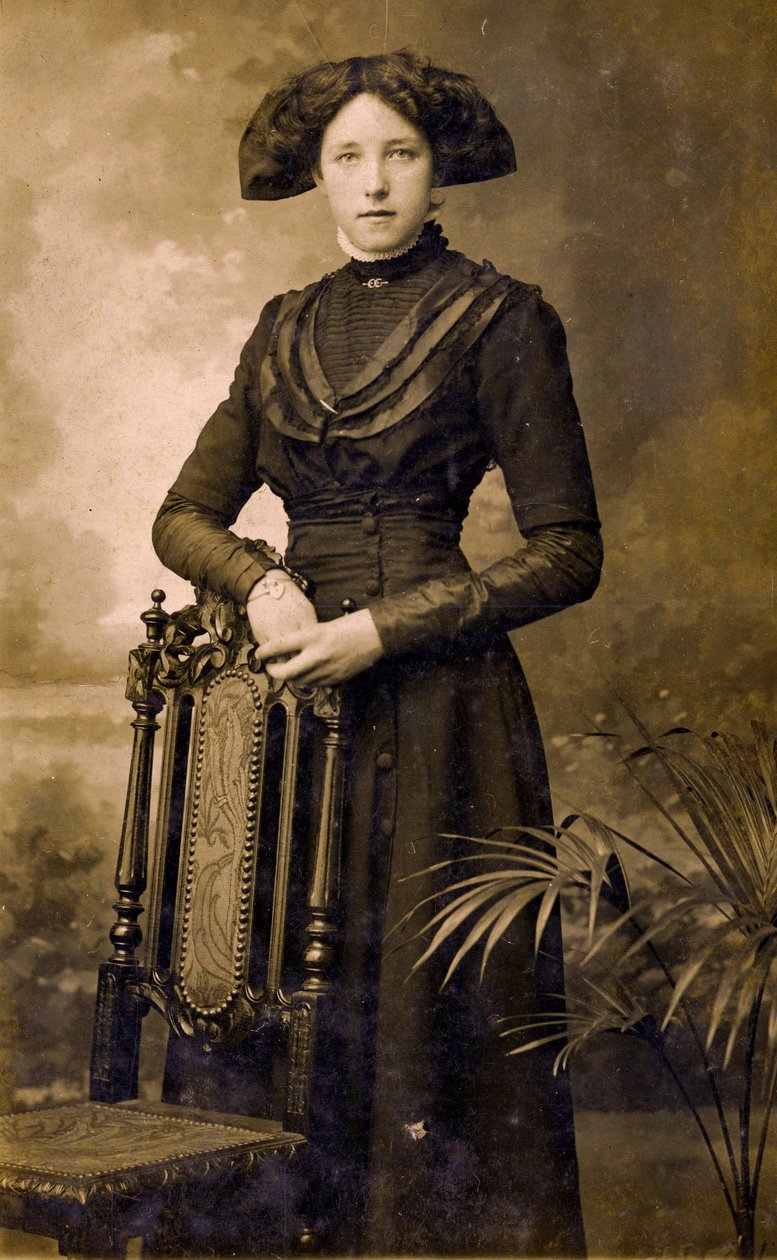 Edvardiaanisen naisen muotokuva, Eastbourne n. 1908 (kuva) tekijältä . .