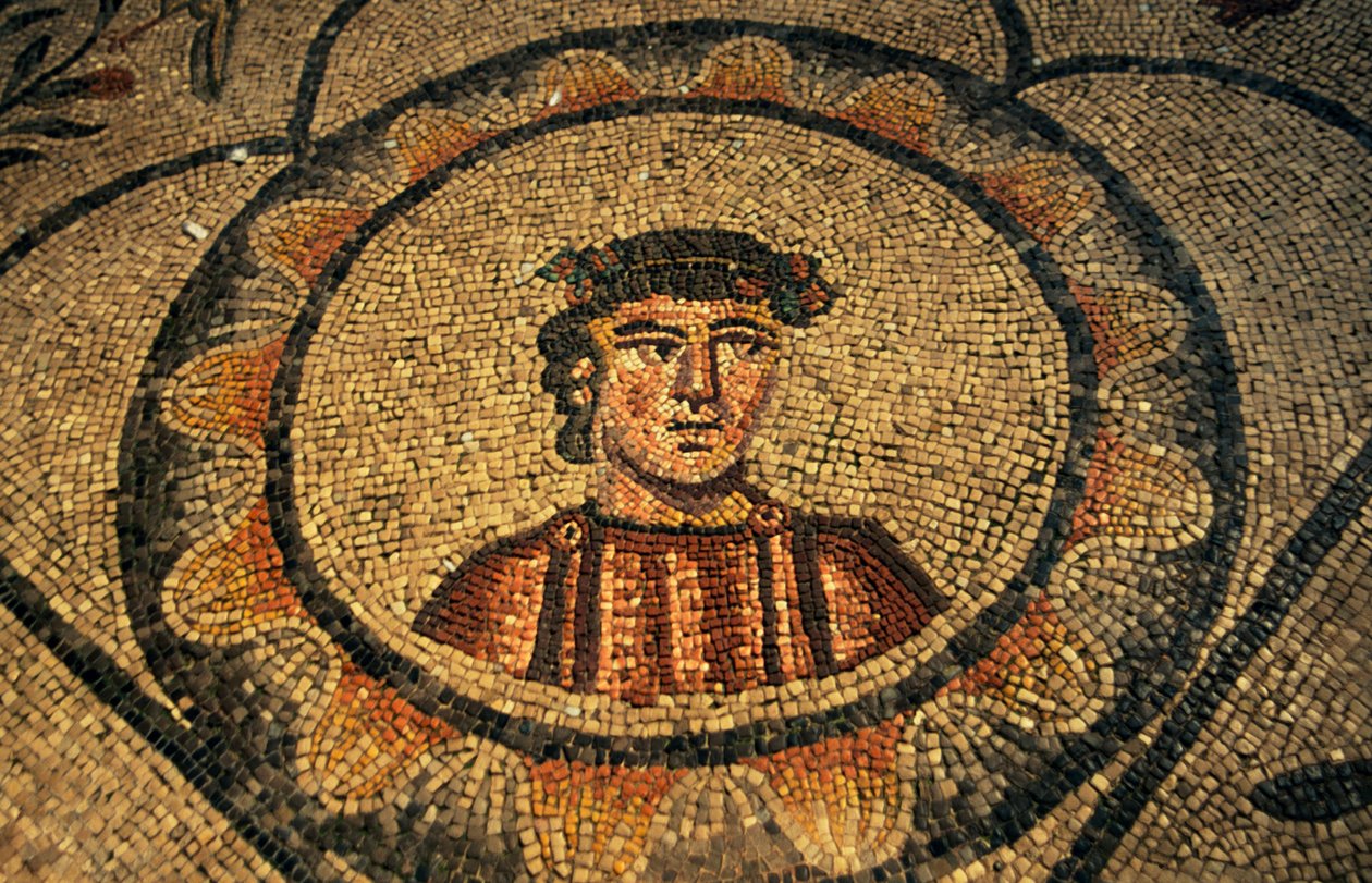 Lahjoittajan muotokuva, lattiamosaiikki Pyhän Marian taivaaseenastumisen basilikasta (4. vuosisata), Aquileia, Friuli-Venezia Giulia, Italia tekijältä Georg Carl Heinrich Dollmann