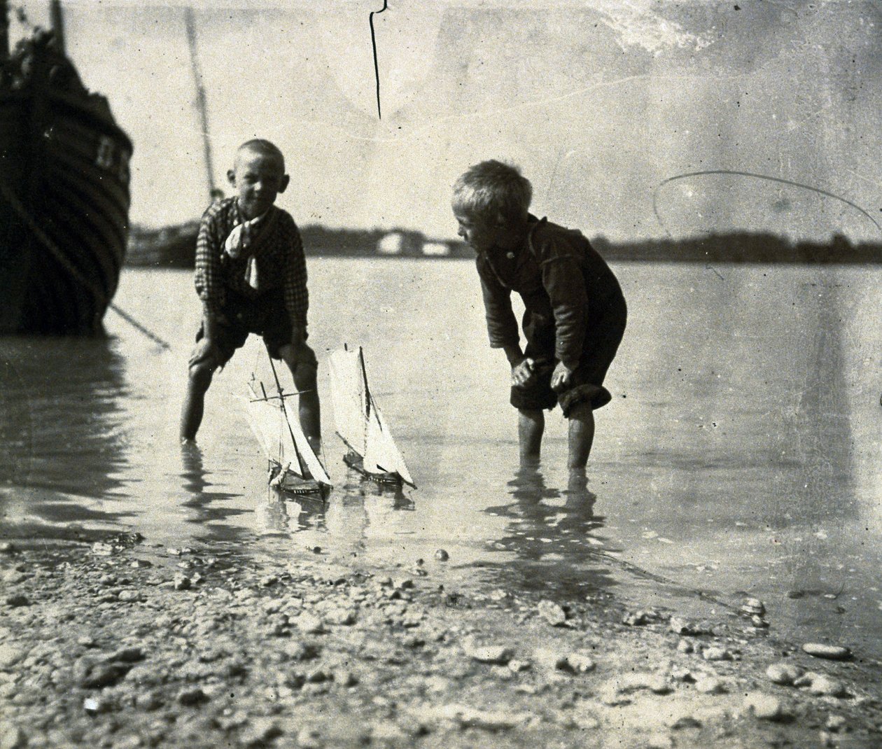 Rantakohtaus, muotokuva kahdesta pojasta, noin 1900-1905 tekijältä Frederick (attr. to) Barnard