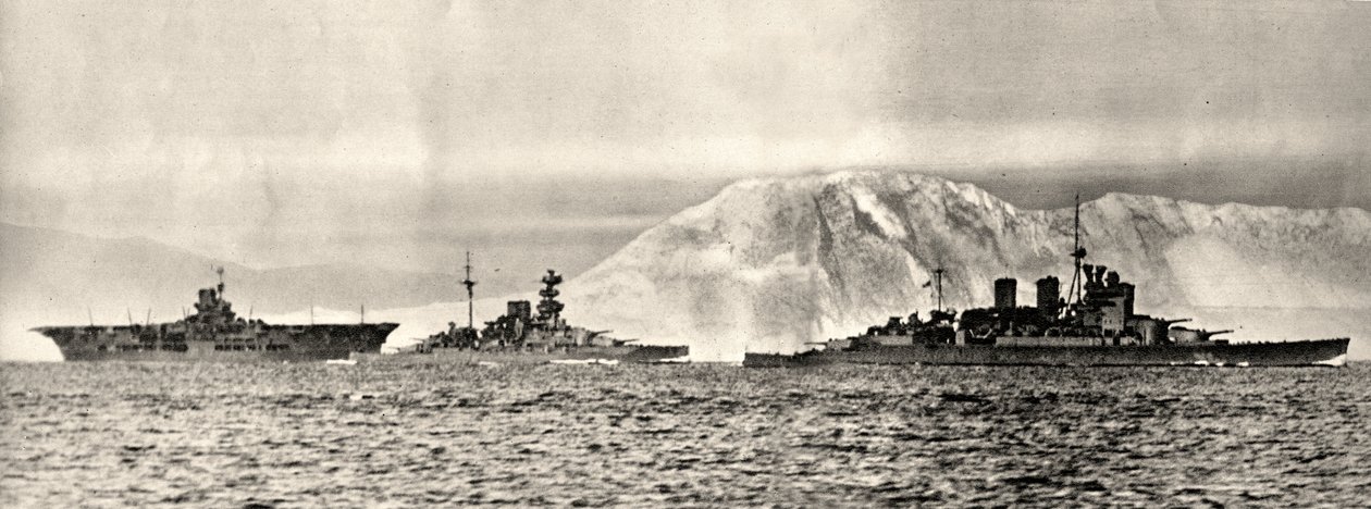 Alukset HMS Ark Royal, HMS Malaya ja HMS Renown jättävät tukikohtansa Gibraltarilta, n. 1940 (kuva) tekijältä . .