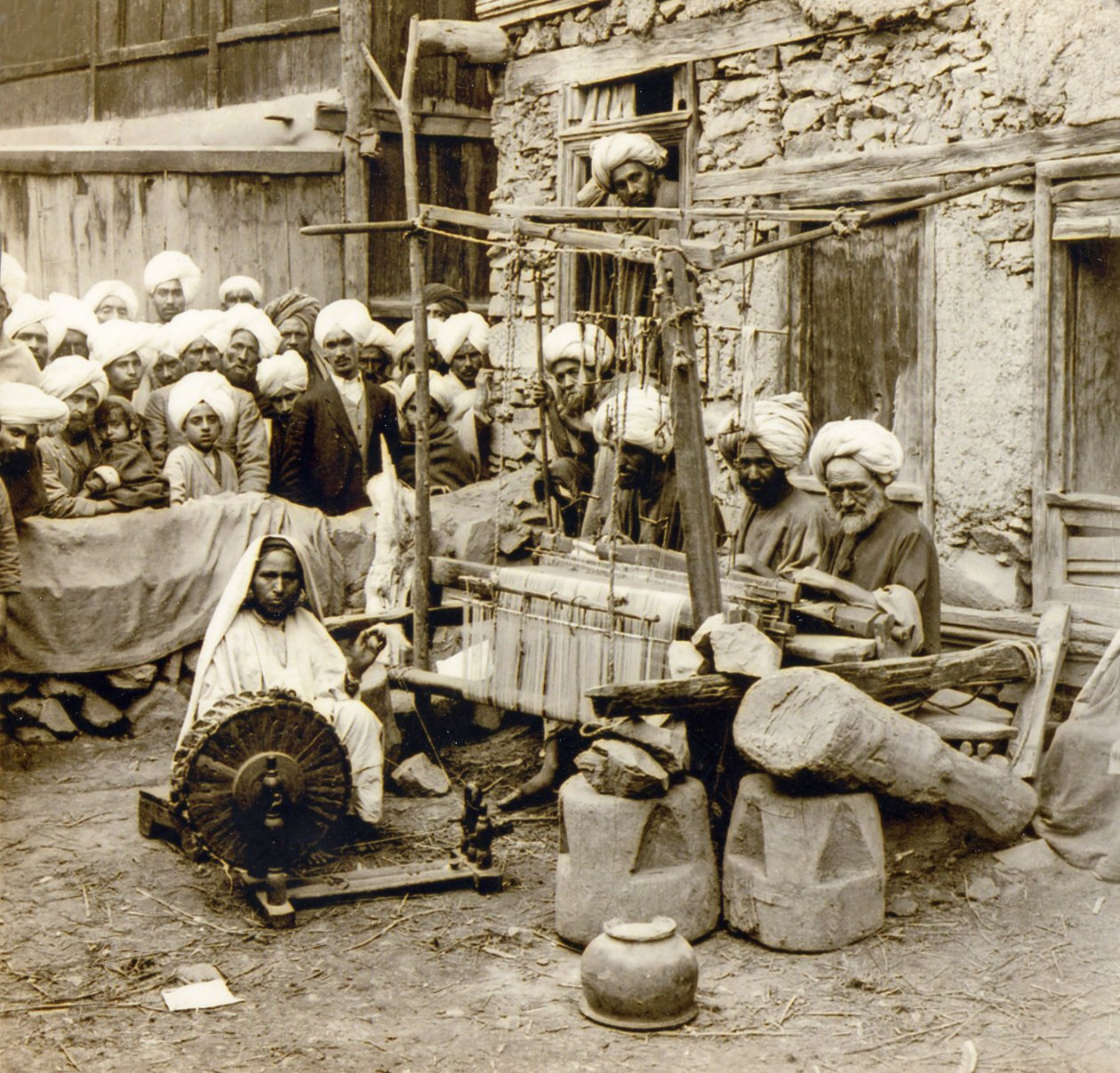 Villahuivien kehräys ja kudonta, Srinagar, Kashmir, Intia n. 1901 (kuva) tekijältä Frederick (attr. to) Barnard