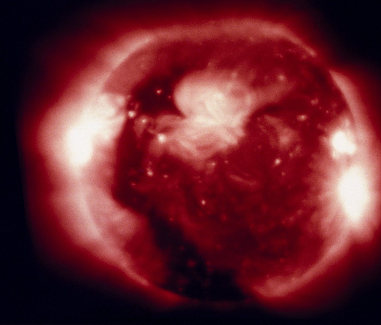 Aurinko, valokuvannut Skylabin röntgenaallonpituuksilla tekijältä Henry Charles Fehr