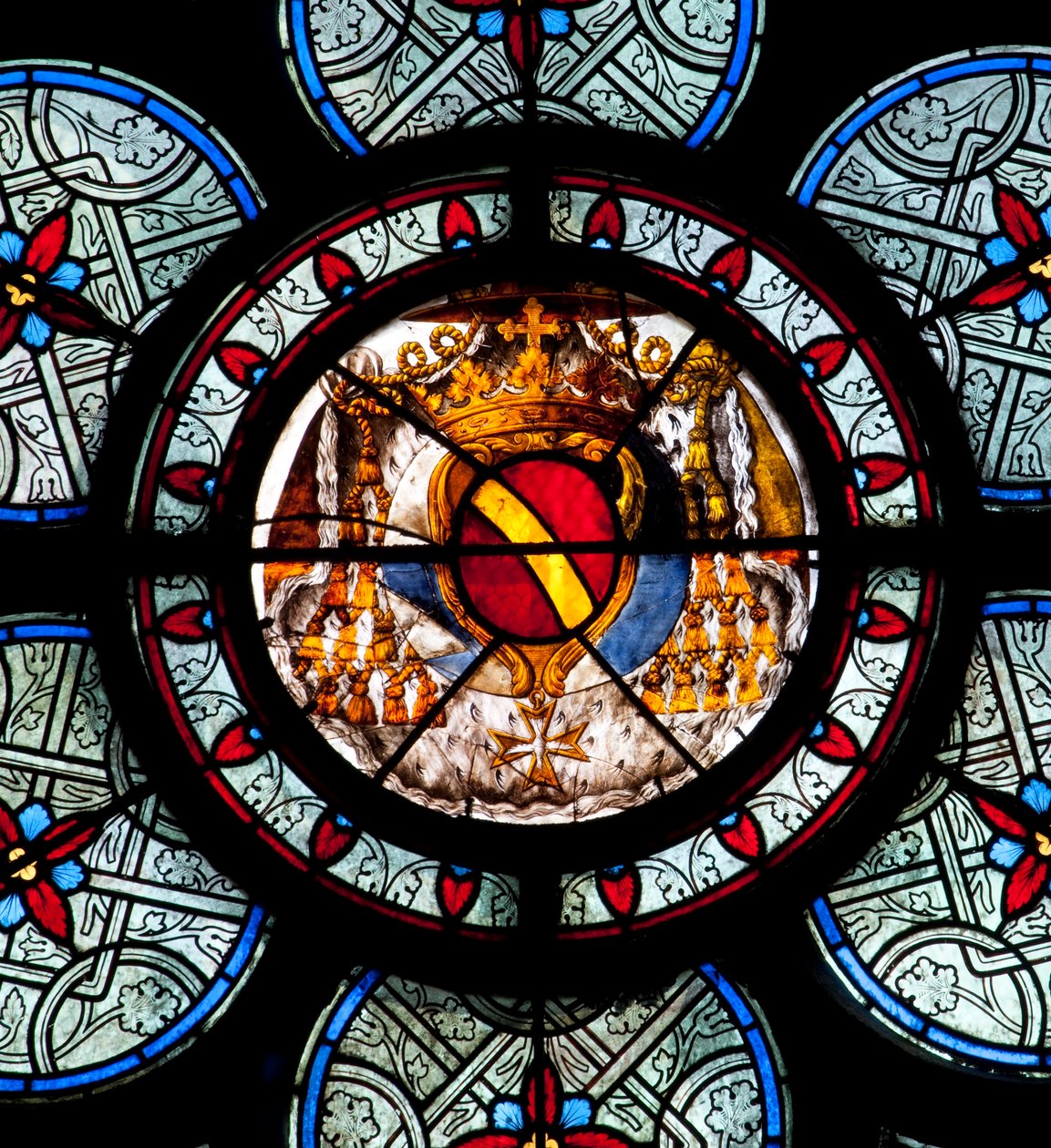 Noaillesin kappelin toisen ikkunan tärykalvon okulus, kardinaalin käsivarret, Jean Le Vieilin 1700-luvun puolivälissä maalaama. Cathedrale Notre Dame de Paris - Paris 4 - XIII, XIII, XIX, kuntoutus Vi tekijältä . .