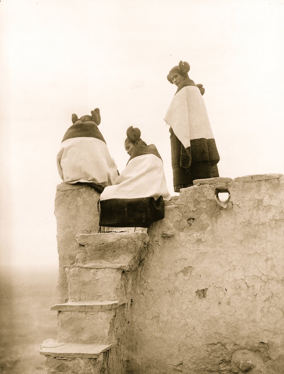 Kolme Hopi-naista adobe-portaiden huipulla, New Mexico 1906 (kuva) tekijältä Hippolyte Lalaise Devéria