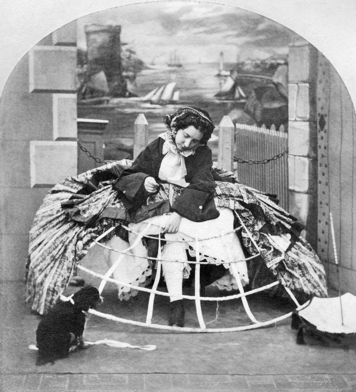 Iso-Britannia : Stereoscope nimeltä Crinoline Advantages, c1860 tekijältä Ferdinand Georg Waldmuller