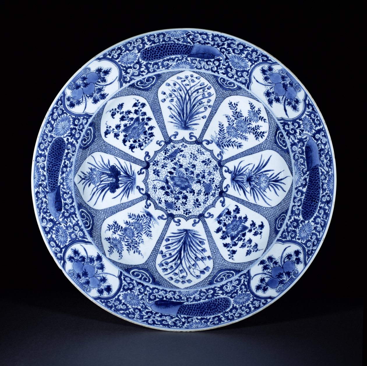 Sinivalkoinen lautanen, Kangxi-kausi, n. 1700 (posliini) tekijältä Chinese School