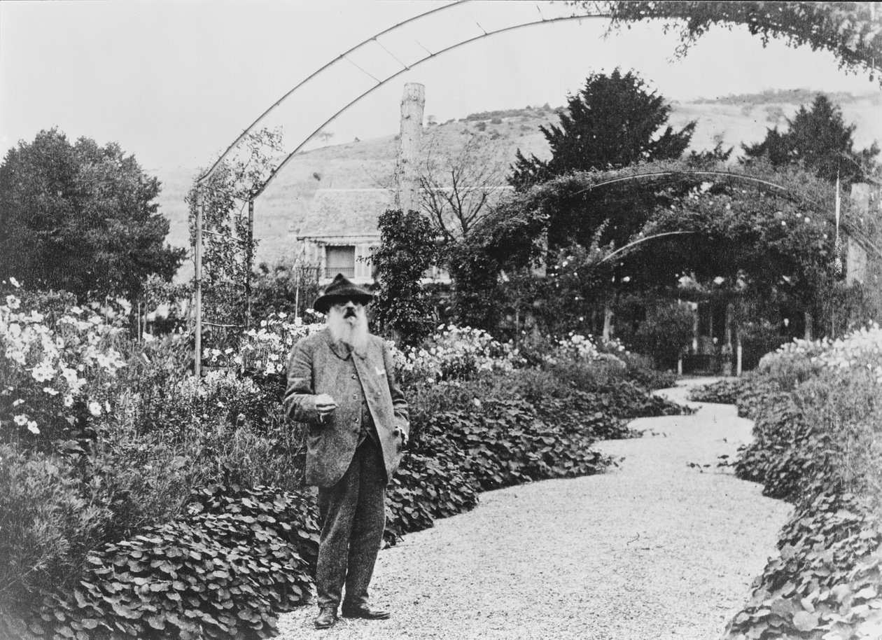 Claude Monet (1840-1926) puutarhassaan Givernyssä, 1925 tekijältä French Photographer