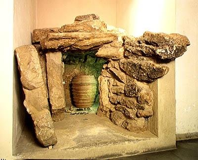 Etruskien haudan jälleenrakennus uurnalla tekijältä after Etruscan